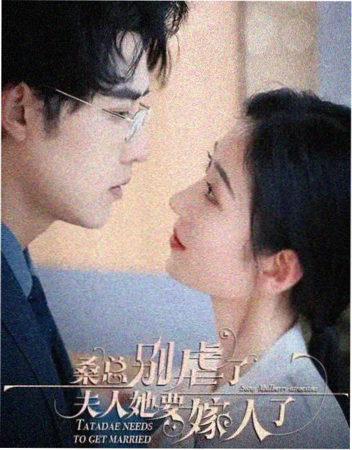 影视城水岸木质码头与停泊的仿古船只
